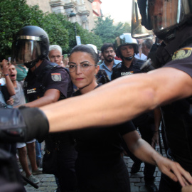 Macarena Olona intenta acceder a un acto en la facultad de Derecho de Granada el pasado jueves.