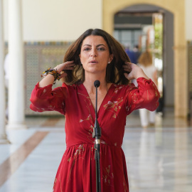 La portavoz del grupo parlamentario Vox, Macarena Olona,, en declaraciones a la prensa en la primera jornada del debate de investidura del presidente de la Junta de Andalucía.