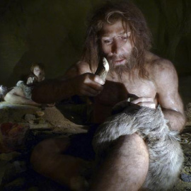 Una familia neandertal, en una exposición en el Museo Neandertal de Kaprina, en Croacia. / REUTERS