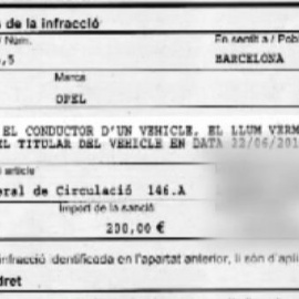 Multan a un conductor de Barcelona por saltarse un semáforo que no existe