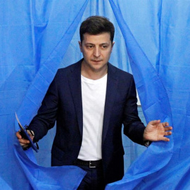 El candidato Volodímir Zelenski abandona una cabina de votación en un colegio electoral donde ejerce este domingo su derecho al voto en Kiev (Ucrania). / EFE