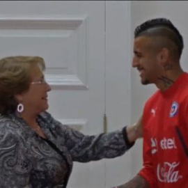 Los jugadores de Chile, recibidos como campeones en su regreso a casa