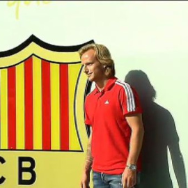 Rakitic posa ante el escudo del FC Barcelona
