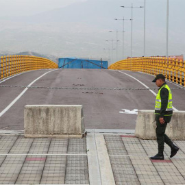 Un policía presta seguridad este jueves en el puente fronterizo entre Colombia y Venezuela Las Tienditas. (EFE)