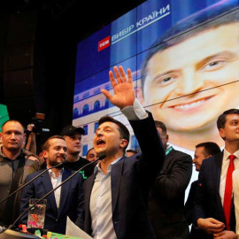 Vladímir Zelenski saluda a sus seguidores en Kiev. (STEPAN FRANKO | EFE)