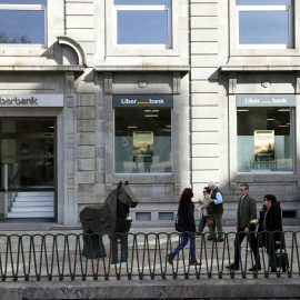 Oficina central de Liberbank en Oviedo. EFE/José Luis Cereijido