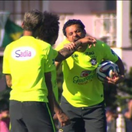 Fred hace 'un Luis Suárez' a Marcelo entre risas
