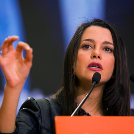 La portavoz nacional de Ciudadanos Inés Arrimadas interviene durante un acto de precampaña electoral de Ciudadanos en el Museo del Automóvil. EFE/Álvaro Cabrera