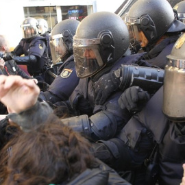 Agentes de la Unidad de Intervención Policial (UIP) de la Policía Nacional desplegados para el desahucio de cuatro familias en la calle Argumosa 11 de Madrid. / EUROPA PRESS