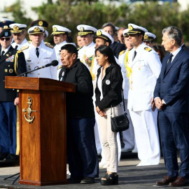 osé Aramayo (c.i), padre de uno de los tripulantes del submarino argentino ARA San Juan, habla al cumplirse el primer aniversario de su desaparición hoy, jueves 15 de noviembre de 2018, en Mar del Plata (Argentina). Los familiares de los 44 tripulantes 