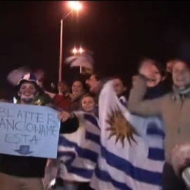 Maradona muestra una camiseta en apoyo a Luis Suarez