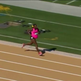 Participa en una competición de atletismo embarazada de ocho meses