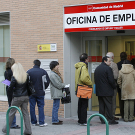 Colas ante una oficina de empleo | EFE/ Archivo