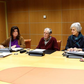 El secretario general de Derechos Humanos, Convivencia y Cooperación del Gobierno Vasco, Jonan Fernández, junto a la viceconsejera de Educación, Maite Alonso, el periodista Mariano Ferrer, la ex consejera de Cultura Mari Karmen Garmendia, y el historia