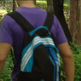 Un multimillonario reparte sobres con dinero por el Retiro