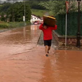 El desbordamiento del río Bidasoa mantiene en alerta a los vecinos de varios municipios navarros