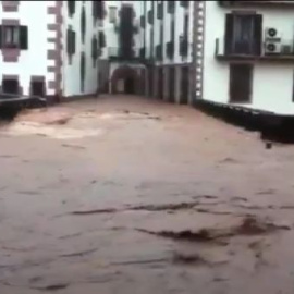 El desbordamiento del río Baztan inunda Elizondo