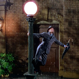 Fotograma de Cantando bajo la lluvia.