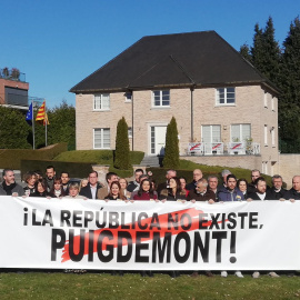 Arrimadas, enfrente de la casa de Puigdemont en Waterloo.
