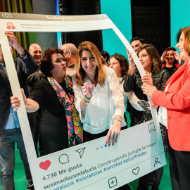 La secretaria general del PSOE de Andalucía, presidenta de la Junta y candidata a la reelección, Susana Díaz (c), celebra hoy en Granada el acto de inicio de la campaña. /EFE