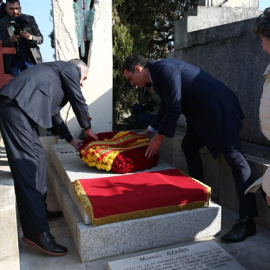 Pedro Sánchez colocando una ofrenda floral sobre la tumba de Azaña. EP