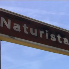 Un amago de prohibición indigna a los nudistas de Vera (Almería)