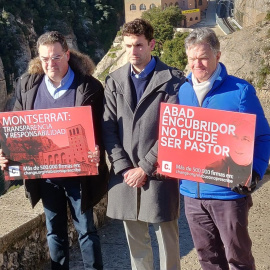 Algunas de las víctimas de los abusos de la Iglesia se concentran en las puertas de la abadía de Montserrat. en sus manos sujetan pancartas en las que se puede leer: "Abad encubridor no puede ser pastor"./ Asociación Infancias Robadas