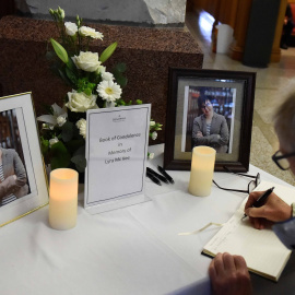 20/04/2019 - Un hombre firma un libro de condolencias en el Guildhall para la periodista Lyra McKee, asesinada a tiros en Londonderry, Irlanda del Norte, 20 de abril de 2019 | REUTERS/ Clodagh Kilcoyne