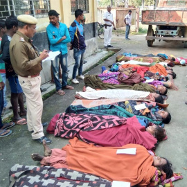 Los cuerpos de 16 personas envenenadas esperan recibir sepultura en el exterior del hospital de Golaghat en Assam (India), este viernes. Al menos 16 personas murieron y otras 20 se encuentran hospitalizadas, en su mayoría trabajadores de una plantación 