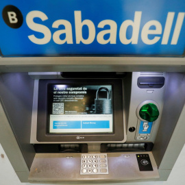 Un cajero automático en una oficina del Banco Sabadell en Barcelona. REUTERS/Albert Gea