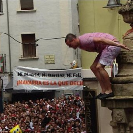 Vuelven los peligrosos saltos desde la fuente de Navarrería