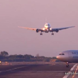 Un avión se cruza con otro mientras aterrizaba 