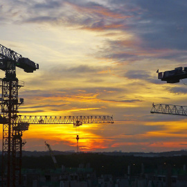 Fotografía de varias grúas de construcción.