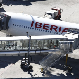 Los pasajeros embarcan en un avión de Iberia en Barajas. EUROPA PRESS/Archivo