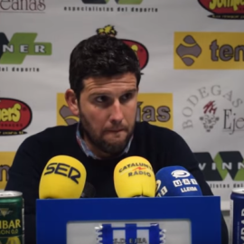 El entrenador del Lleida Esportiu, Gerard Albadalejo, durante una rueda de prensa. /  YOUTUBE - LLEIDA ESPORTIU