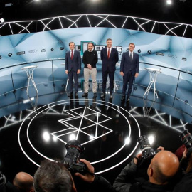 Pablo Casado (PP), Pablo Iglesias (Unidas Podemos), Pedro Sánchez (PSOE), y Albert Rivera (Cs), antes del inicio del segundo debate electoral a cuatro celebrado en la sede de Atresmedia, en Madrid. EFE/JuanJo Martín