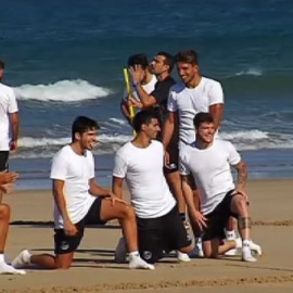El Sevilla se divierte entrenando en la playa