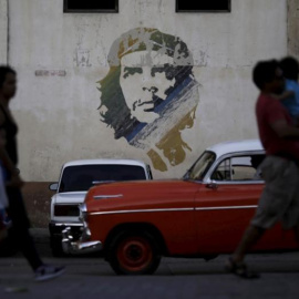 16/03/2016. Unas personas pasan por delante de una pintura del Che Guevara en La Habana. REUTERS/Ueslei Marcelino