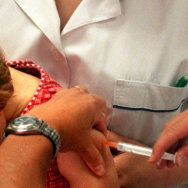 Una mujer se vacuna de meningitis en Barcelona. EFE