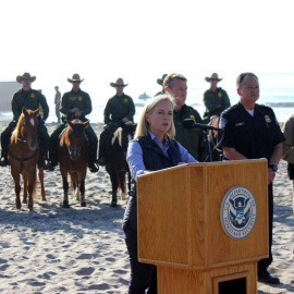 La secretaria del Departamento de Seguridad Nacional (DHS) de Estados Unidos, Kirstjen Nielsen, habla durante una rueda de prensa en playa Imperial de San Diego, en la frontera con México. (RAFAEL SALIDO | EFE)