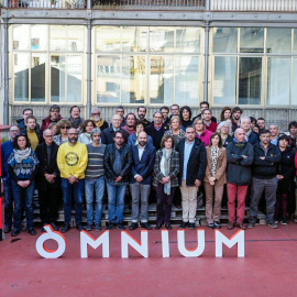El vicepresident d'Òmnium Cultural acompanyat dels representants de CCOO i UGT, Javier Pacheco i Camil Ros; els exdiputats Lluís Llach i David Fernández; la directora de l'Acadèmia de Cine Català, Isona Pasola, entre d'altres representants del món s