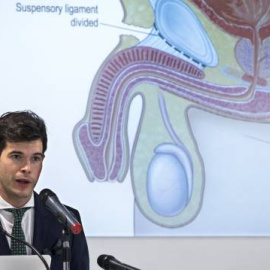 El doctor César Noval, presenta el resultado de la operación en el Hospital IMED de Valencia  |  EUROPA PRESS