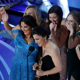 Rayka Zehtabchi y Melissa Berton recibiendo el Oscar al mejor corto documental por 'Period. End of Sentence'. / REUTERS - MIKE BLAKE