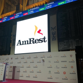 El logo del grupo de restauracióm AmRest, en el panel de la Bolsa de Madrid, poco antes del comienzo de su cotización. E.P.