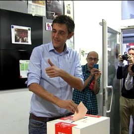 Eduardo Madina vota en Deusto