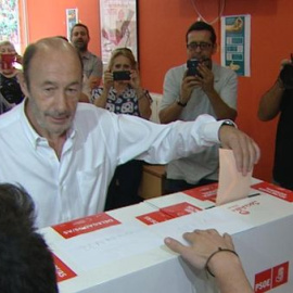 Rubalcaba vota a su sustituto