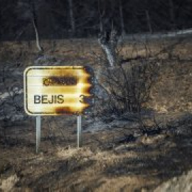Controlan varios rebrotes en el incendio de Bejís:"Es un paisaje lunar con el 99% quemado"