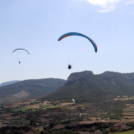 21/08/2022 - Diverses persones volen amb parapent a Organyà (Alt Urgell).