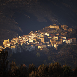 20/08/2022-Vista general del pueblo de Bejís, con los alredores quemados debido al incendio forestal que ha evolucionado favorablemente a lo largo de la noche y a primeras horas de la mañana no presenta llamas en la mayor parte del perímetro.