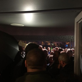 Un grupo de taxistas bloquea la entrada del teatro Romero de San Juan de Aznalfarache (Sevilla), donde iba a celebrar un mitin electordl Susana Díaz. E.P